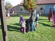 Uklízíme listí na zahrádce